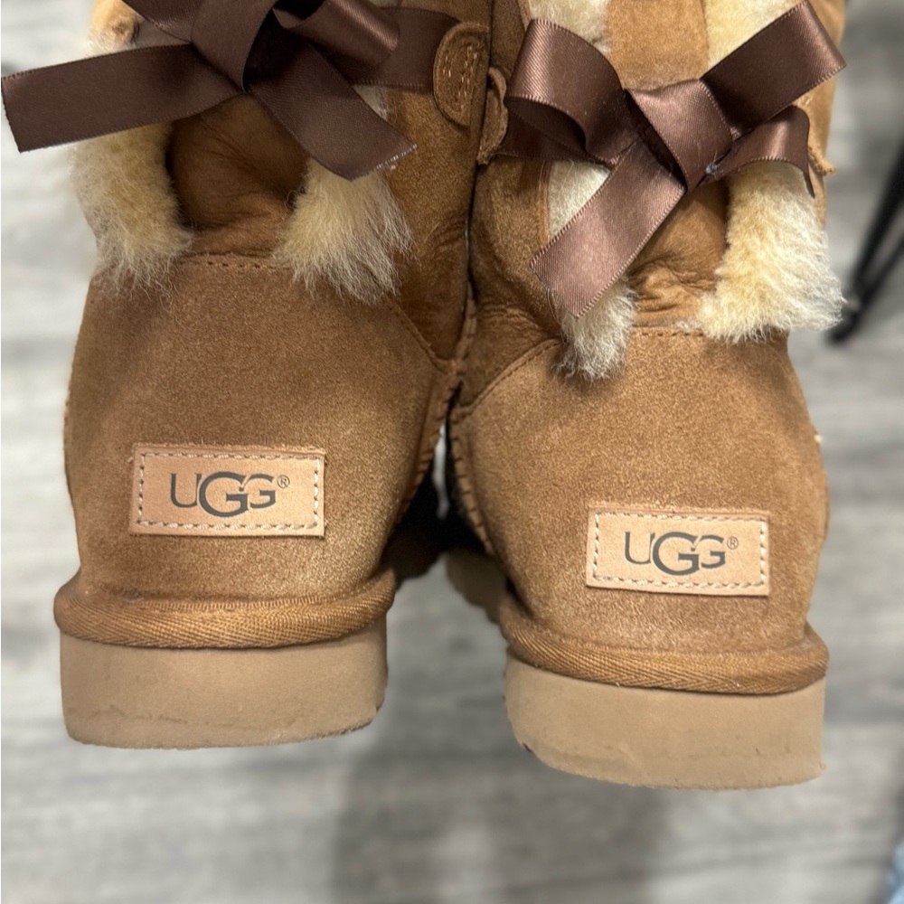 UGG Brown Boots with Fur Lining
BRAND NEW